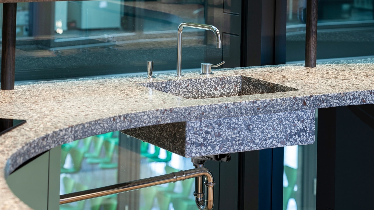 Arbeitsplatte-aus-Beton-1 - material raum form