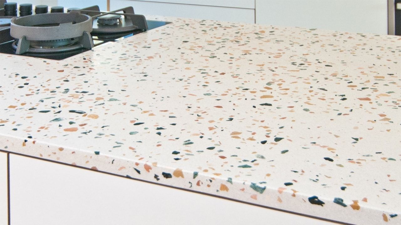 Betonküche Coloré: Terrazzo Kristallweiß Verona, Verde, Giallo