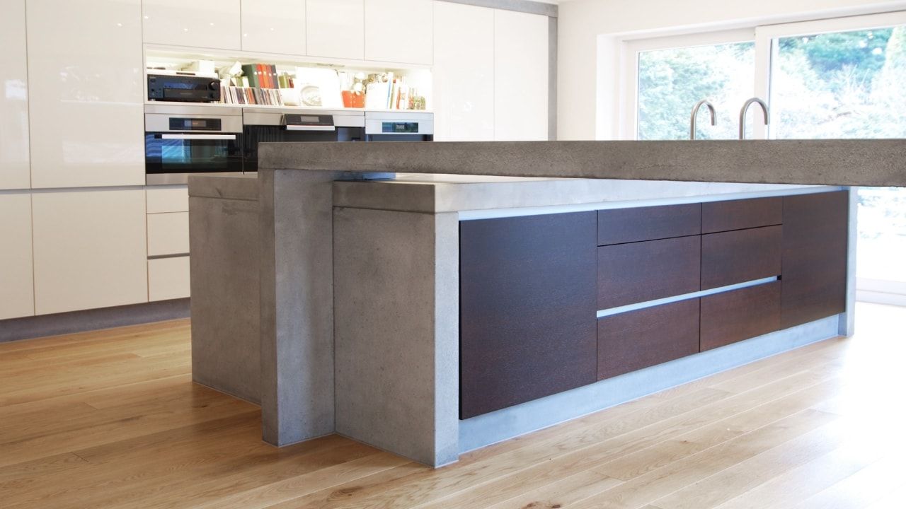 Betonküche Lucidezza: Lange Küchen­arbeitsplatte aus Sichtbeton