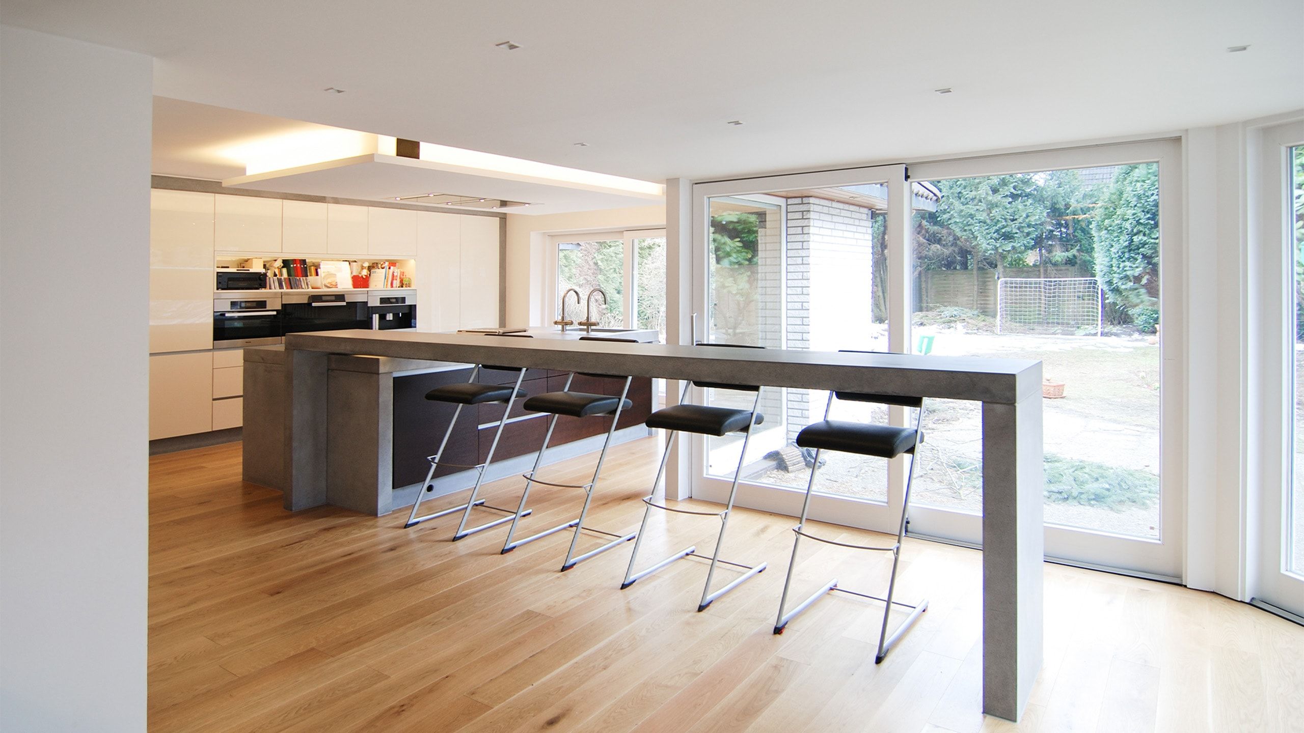 Betonküche Lucidezza: Lange Küchen­arbeitsplatte aus Sichtbeton
